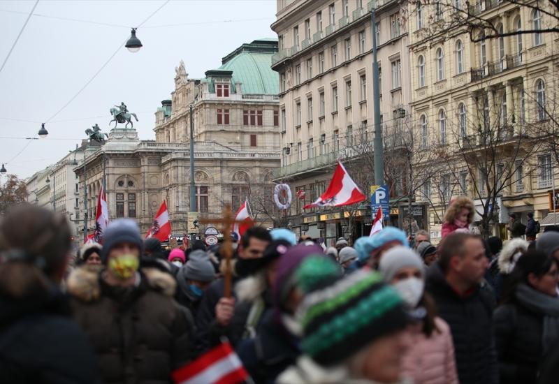 Više od 40.000 ljudi na prosvjedima u Beču protiv mjera COVID-19